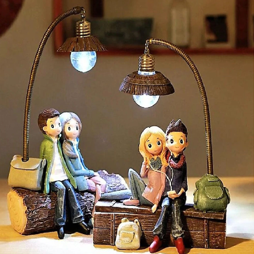 Toptan Kütük Üzerinde Oturan Sevgili Çift Biblosu