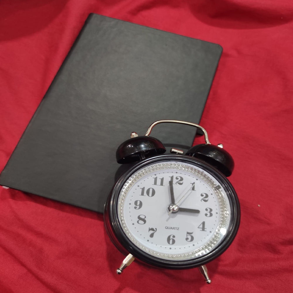 Toptan Siyah Masa Saati ve Termo Deri Defter