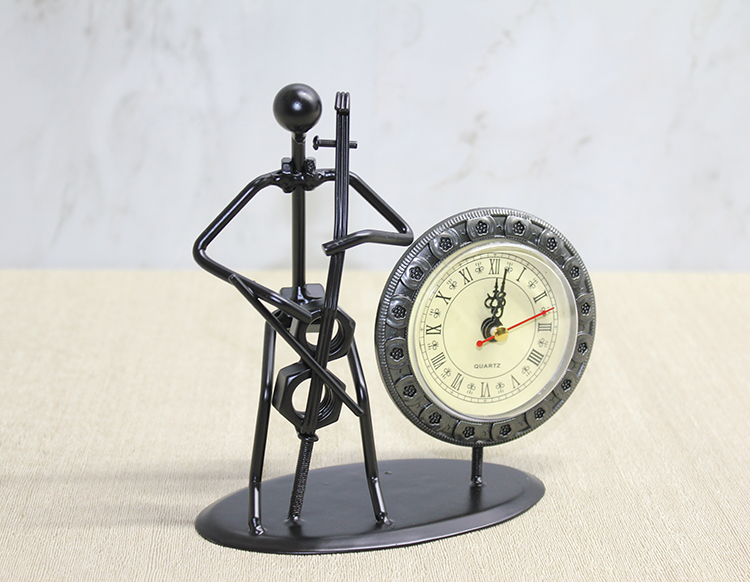 Metal Saatli Keman Çalan Müzisyen Alk4333