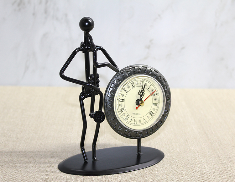 Metal Saatli Saksafon Çalan Müzisyen Alk4335