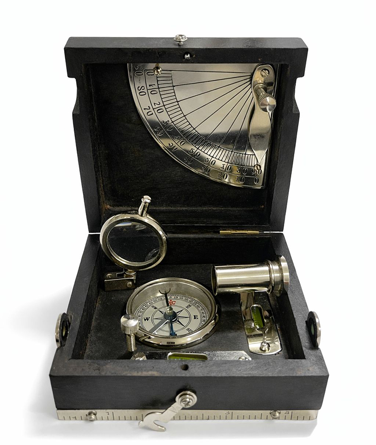 Ahşap Kutulu Pirinç İşlemeli Pusula 3005B